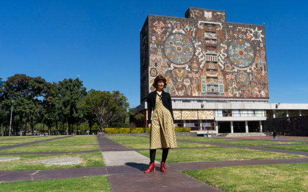 La autora posa para La Razón frente a la Biblioteca Central de la UNAM, el pasado miércoles.
