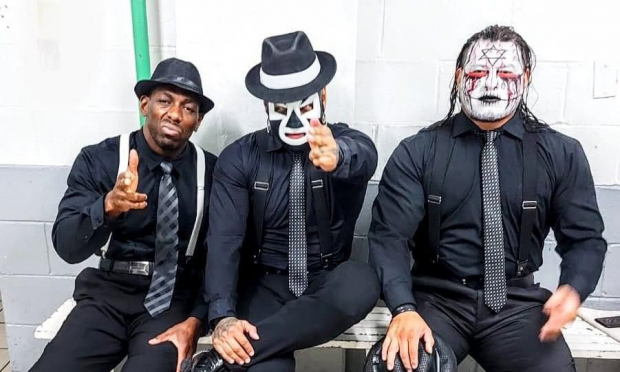 ​Espanto Jr y los miembros de La Ola Negra, luchadores del CMLL.