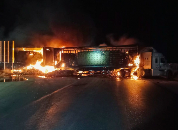 Carreteras fueron bloqueadas con vehículos quemados la noche del domingo, en el marco del motín en el penal.