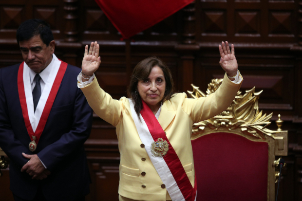 La vicepresidenta Dina Boluarte jura como la primera presidenta de Perú.