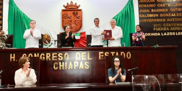 Escandón Cadenas cumplió con el mandato constitucional al entregar su Cuarto Informe de Gobierno a la presidenta de la Mesa Directiva, Sonia Catalina Álvarez.