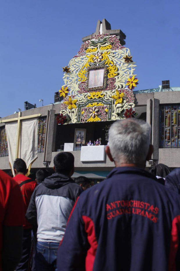 Salud y trabajo, entre las principales peticiones de los files a la Virgen de Guadalupe. En la imagen, el arreglo floral que adorna la entrada del recinto religioso