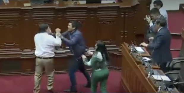 Legisladores  se agarran a golpes durante la sesión de ayer en el Congreso.