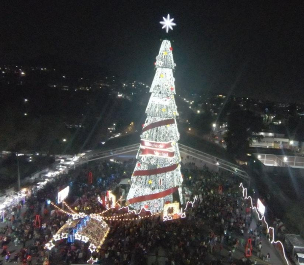 El árbol de Navidad más grande de México se localiza en la Macroplaza de la alcaldía Iztapalapa.