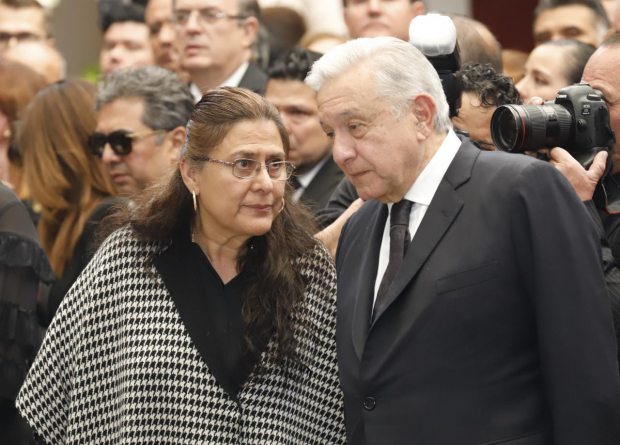 Presidente López Obrador junto a Rosario Orozco, esposa de Miguel Barbosa.