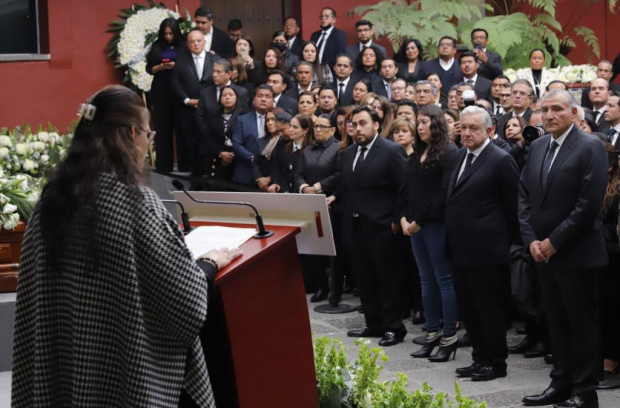Rosario Orozco, esposa de Miguel Barbosa, participa en la ceremonia.