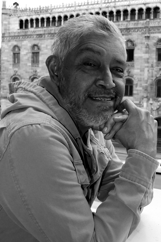 El poeta Luis Aguilar, en la terraza de la sala Manuel M. Ponce, del Palacio de Bellas Artes, junio del 2022.