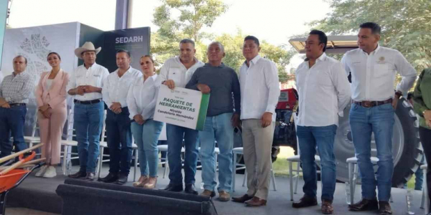 Ricardo Gallardo Cardona entregó paquetes de tractores, equipos e implementos para el campo con una inversión de más de 15.5 millones de pesos.