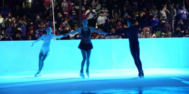 La inauguración de la pista de hielo también estuvo amenizada por un show de patinadores.