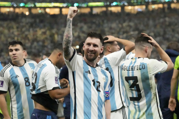 Lionel Messi celebra momentos después del triunfo de Argentina sobre Francia en serie de penaltis en la final de Qatar 2022.