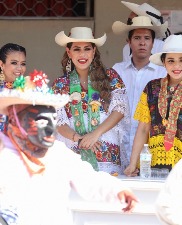 La gobernadora de Guerrero, Evelyn Salgado Pineda celebró con la alcaldesa Norma Otilia Hernández Martínez y miles de familias de los barrios de Chilpancingo y visitantes, el tradicional paseo del Pendón 2022