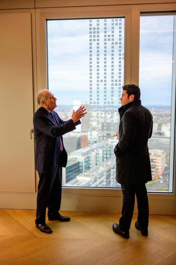 Samuel García, gobernador de NL, en reunión con el director ejecutivo de la empresa Vinci, Xavier Huillard.