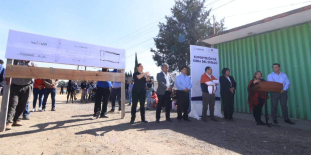 La gobernadora Lorena Cuéllar Cisneros supervisó los trabajos de construcción de la Unidad Deportiva en la comunidad de San Jorge Tezoquipan del municipio de Panotla.
