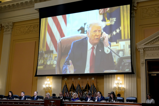 El comité del Congreso de EU que analiza el asalto al Capitolio, observa el pasado lunes 19 de diciembre un video del entonces presidente, Donald Trump.