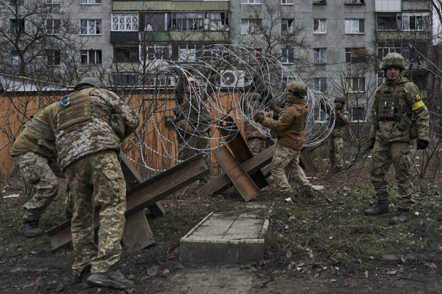 Soldados ucranianos preparan una barricada, ayer, en Donetsk, al cumplirse ya 10 meses de guerra.