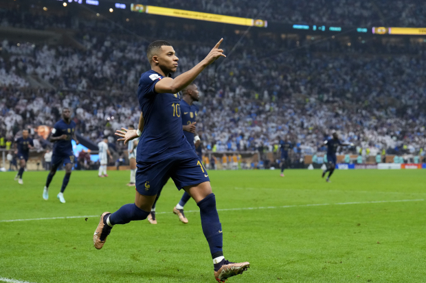 Kylian Mbappé festeja uno de sus goles en la final del Mundial de Qatar 2022 entre Francia y Argentina, el pasado 18 de diciembre.