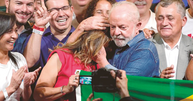 Lula da Silva se alza con el triunfo frente a Bolsonaro, en octubre pasado.