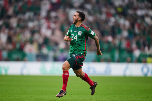 Luis Chávez celebra su gol en Qatar 2022.