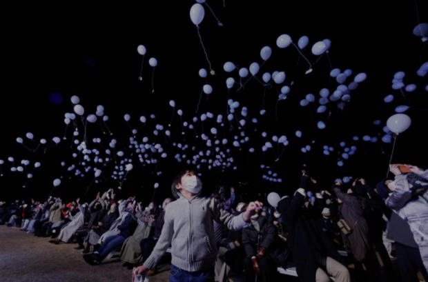 Con globos celebran la llegada del 2023 en Tokio.