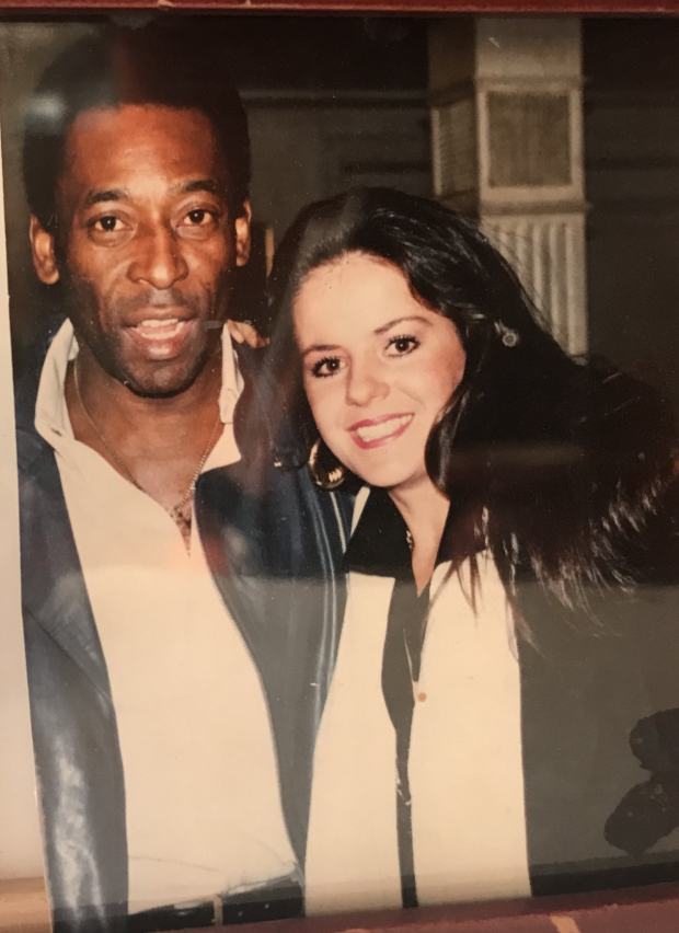 Isabel Lascurain comparte foto con Pelé.