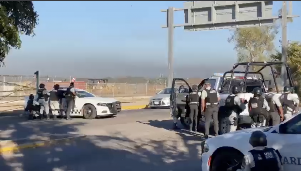 Elementos de la GN y policías afuera del aeropuerto, en la balacera.