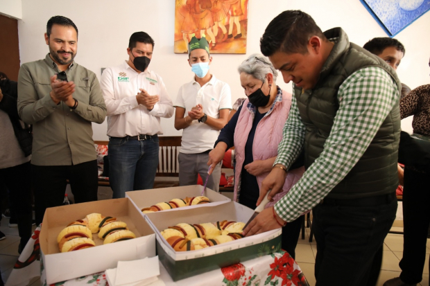 Ricardo Gallardo disfrutó de un momento de convivencia con las familias, con quienes partió y degustó el delicioso pan de la Rosca de Reyes