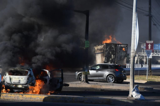 Vehículos incendiados tras la captura de Ovidio Guzmán, en Sinaloa, el pasado jueves.