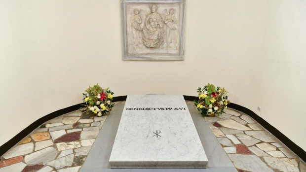 Tumba de Benedicto XVI, fallecido el 31 de diciembre de 2022.