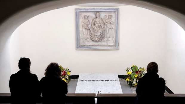 Fieles visitan la tumba de Benedicto XVI.