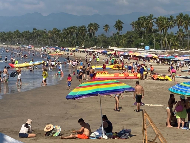 Playas de Guerrero lucieron abarrotadas de bañistas nacionales e internacionales.