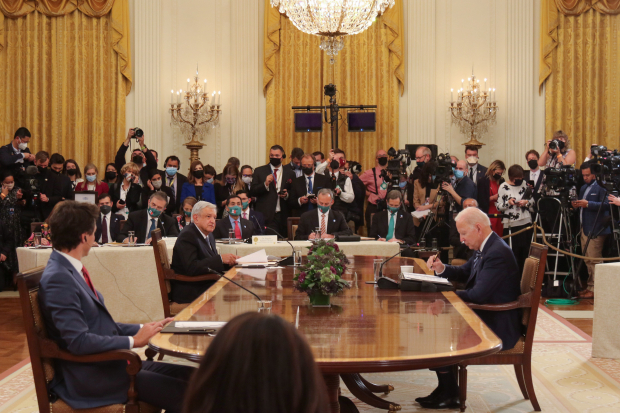 De izq. a der.: Trudeau, López Obrador y Biden, reunidos en Washington, en noviembre de 2021.