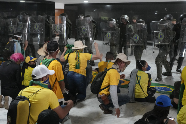 Elementos del Ejército retienen a disidentes que invadieron la sede legislativa.