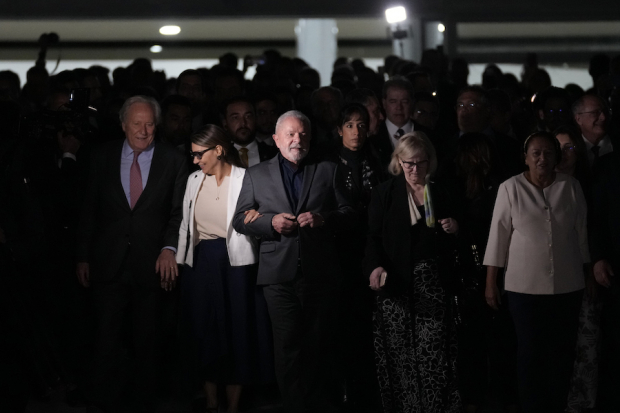 El presidente Lula da Silva marcha junto a líderes para demostrar que no se dejará intimidar por rivales.