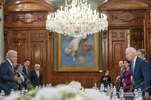 Los Presidentes de México (izq.) y de EU (der.) en una reunión en el Palacio Nacional, ayer.