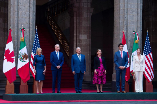 Los tres líderes de América del Norte con sus esposas.
