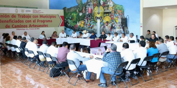 La mandataria estatal resaltó el apoyo del Presidente Andrés Manuel López Obrador a Guerrero al implementar el programa de pavimentación de caminos artesanales.