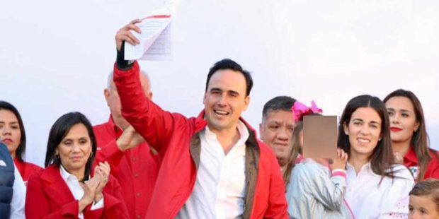 Manolo Jiménez entregó la documentación ante el representante de la comisión, Melchor Sánchez, quien avaló la procedencia de su registro