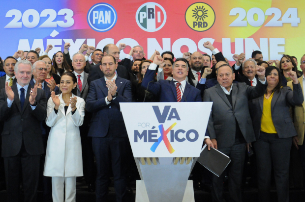 Líderes e integrantes de los partidos de la alianza Va por México, durante su reencuentro, ayer, en conferencia de prensa.