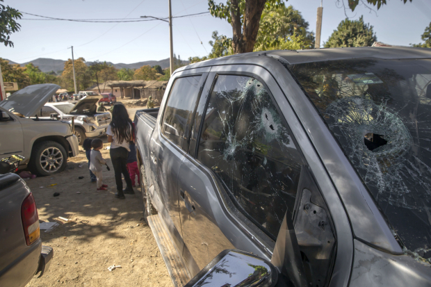 Vehículos destrozados por la violencia desatada tras la captura de Ovidio Guzmán, en Sinaloa.