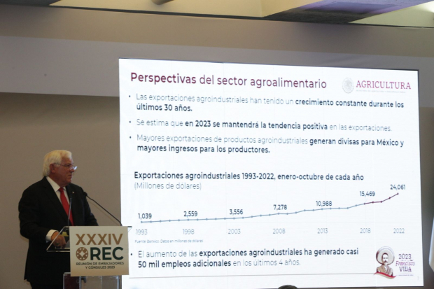 Víctor Villalobos Arámbula presenta resultados de programas de Agricultura.