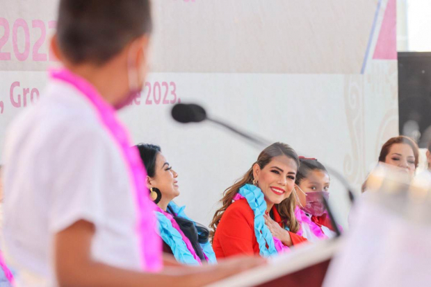La gobernadora Evelyn Salgado Pineda visitó la Escuela Primaria "Nicolás Bravo" de la colonia Obrera de Chilpancingo.