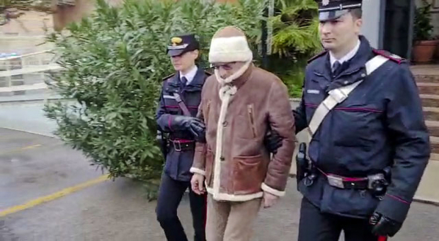 El capo de la mafia, Matteo Messina Denaro, sale del cuartel de policía, tras ser arrestado en una clínica privada en Palermo, Sicilia, en Italia.