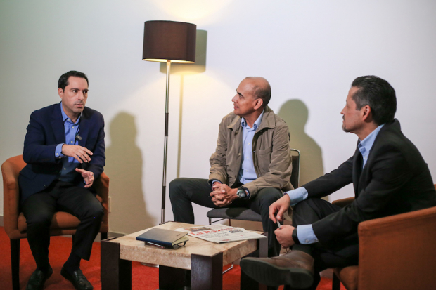 El mandatario estatal conversa con Mario Navarrete, director general, y Adrian Castillo, director editorial de La Razón.