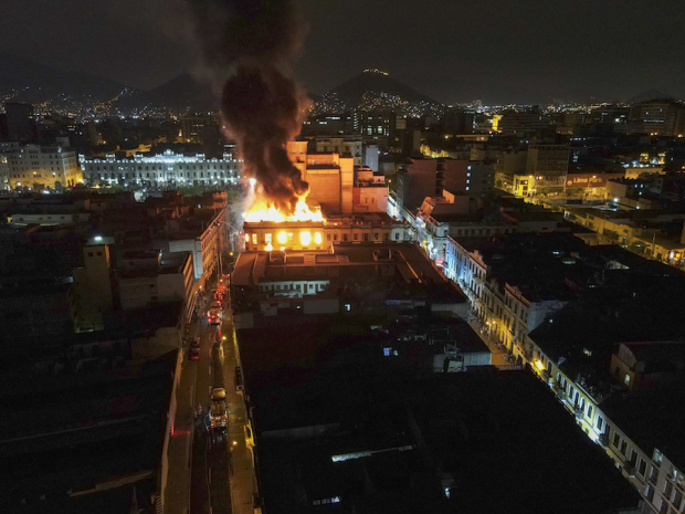 Un fuerte incendio en el Centro Histórica de Lima se registró, anoche.