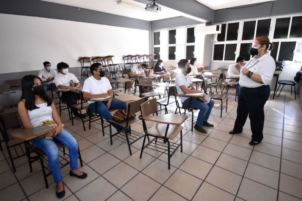 Estudiantes de preparatoria de Guerrero toman clases, en una foto de archivo.