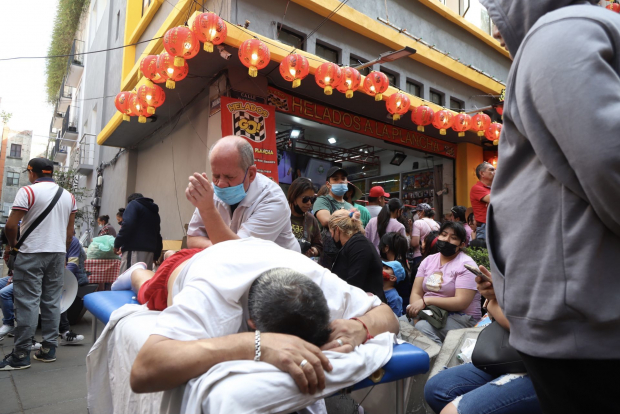 Una persona recibe un masaje para recibir el Año Nuevo Chino en la CDMX