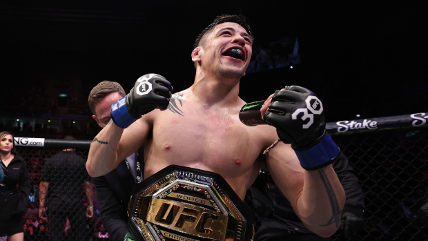 Brandon Moreno festeja tras ganar por segunda vez el campeonato de peso mosca de UFC.