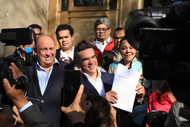 Alejandro Moreno Cárdenas (centro), presidente nacional del PRI, tras presentar el recurso legal la tarde de ayer.