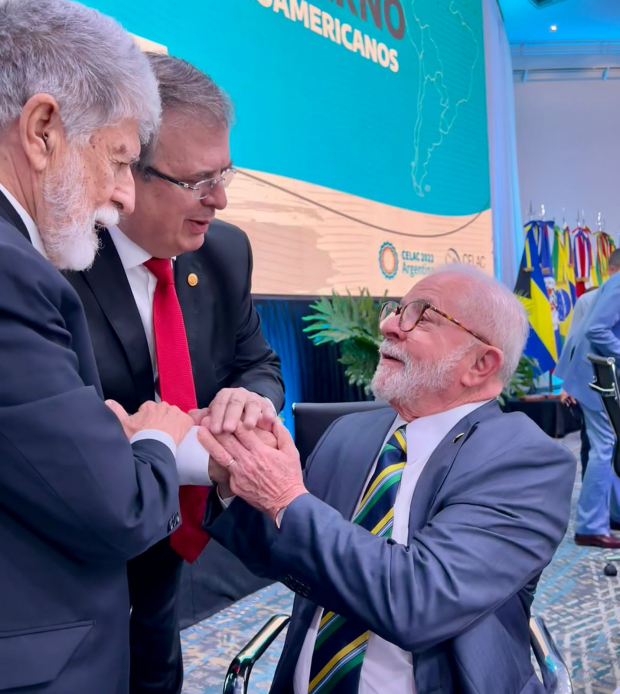 Marcelo Ebrard toma la mano de Lula da Silva, presidente de Brasil.
