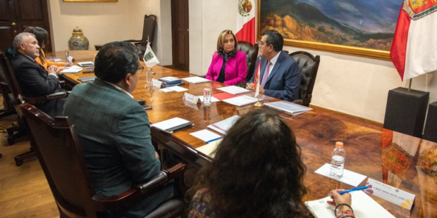 La gobernadora de Tlaxcala entregó al mandatario de Puebla una carpeta con la propuesta interestatal con los temas que habrán de tratar ambos gobiernos.